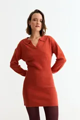 Vestido corto de tejido de punto color beige, manga larga y cuello polo con escote en V.