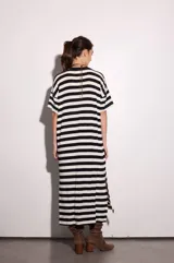 Vestido largo de algodón a rayas horizontales blancas y negras, con mangas cortas y aberturas laterales.