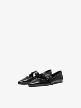 Ballerinas negras de cuero sintético con puntera puntiaguda, tira ajustable y cierre con hebilla. Decoradas con tachas plateadas.
