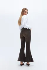Pantalón de jean acampanado color marrón con alforza central y ruedo desflecado.