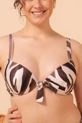 Soutien de baño con estampado animal print en tonos marrones y beige, con copa armada, aro y breteles regulables. Tiene nudo regulable en la espalda y detalle de nudo en el escote. Confeccionado con tela que contiene fibra LYCRA® XTRA LIFE™