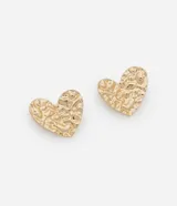 Par de aros tipo botón con forma de corazón y efecto martillado, color dorado.