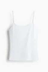 Top blanco de breteles finos y corte entallado, confeccionado en microfibra suave.