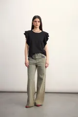 Pantalón de jean celeste con efecto lavado, corte recto y tiro alto.