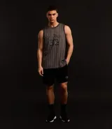 Bermuda deportiva de baloncesto texturizada, color azul marino, con cintura elástica, cordón de ajuste y logo estampado en la pierna.