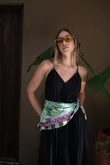 Lentes de sol negros con marco rectangular y lentes amarillas.