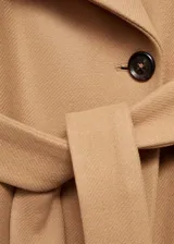 Abrigo largo color camel con cuello chimenea, cierre cruzado con botones y lazo ajustable en la cintura.