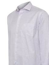Camisa de vestir a rayas verticales celestes y blancas, de corte regular, con cuello italiano, manga larga y bolsillo en el pecho con logo bordado.