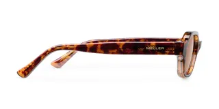 Lentes de sol unisex con montura ovalada de carey y lentes marrones polarizadas. Fabricados con materiales bio-based G850 y patillas de propionato de celulosa. Cuentan con protección UV400 y recubrimiento antiscratch y superhydrophobic.