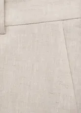 Pantalón de lino color beige, de corte recto y tiro alto, con bolsillos laterales y traseros.