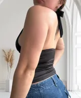 Top negro con escote halter y espalda descubierta.