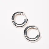 Aros de plata 925 en diseño minimalista y forma circular.