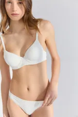 Soutien blanco con taza soft con aro y breteles regulables.