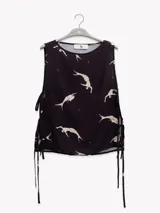 Musculosa negra con estampado de sirenas blancas y lazos laterales.