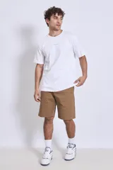 Remera blanca de algodón con cuello redondo y logo estampado en el pecho.