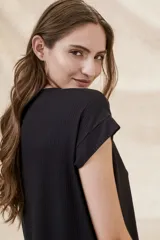 Vestido negro, suave y ligero, con caída fluida y diseño relajado, ideal para el uso diario.