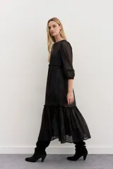 Vestido largo negro de tul bordado con lentejuelas y canutillos, mangas ballon y escote redondo.