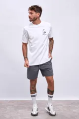 Remera blanca de algodón con estampado pequeño de un teléfono antiguo y texto en el pecho.