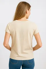 Remera color crema con estampado de cerezas rojas y texto "Ma Chérie" en recuadro negro.