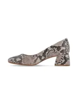 Zapato de cuero negro con estampado reptil, punta cuadrada y tacón intermedio forrado.