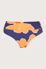Calzón de bikini tiro alto con estampado de flores naranjas y azules.