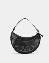Bandolera negra con forma de media luna, asa corta de hombro y costura decorativa blanca con diseño de ondas y corazón.