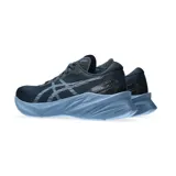 Championes de running Asics Novablast 3, color negro con detalles en celeste.