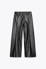 Pantalón negro de tiro alto con efecto piel, corte ancho, bolsillos de parche en la espalda y cierre frontal con cremallera y gancho metálico.