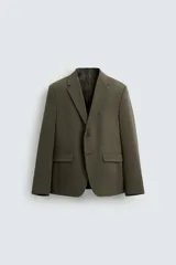 Blazer slim fit color verde oliva, confeccionada en tejido con viscosa. Tiene cuello con solapas de muesca, manga larga con puños abotonados, bolsillo de vivo en el pecho, bolsillos de solapa en la cadera, bolsillo interior, aberturas en la espalda y cierre frontal con botones.