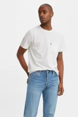 Remera de hombre de corte clásico, color blanco, con bolsillo en el pecho y logo de la marca en etiqueta roja.