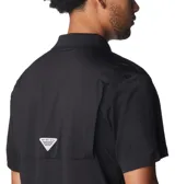 Remera tipo polo Columbia Skiff Cast para hombre, color negro, con logo de la marca en el pecho. Confeccionada con tejido transpirable Omni-Wick™ y protección solar Omni-Shade™ UPF 50.
