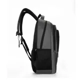 Mochila negra con bolsillo frontal, tres divisiones con cierre y capacidad para notebook. Incluye bolsillos laterales de rejilla para botellas.
