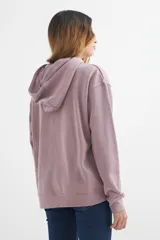 Buzo hoodie lila con capucha y cordones ajustables, bolsillo tipo canguro y corte holgado.