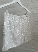 Minifalda blanca con lentejuelas.