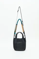 Cartera tote negra con tejido tipo rafia, doble asa corta y correa larga desmontable. Incluye una correa desmontable de cordones trenzados multicolores.