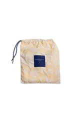 Short de baño azul con estampado de hojas y flores en blanco. Tiene cintura elástica con cordón ajustable, dos bolsillos laterales y uno trasero.