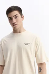 Remera oversize color bordó, de manga corta y escote redondo, con un pequeño estampado en el pecho.