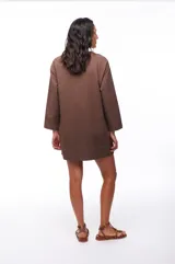 Vestido corto marrón de algodón con escote en V y mangas 3/4.
