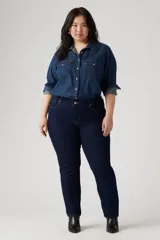 Pantalón de jean azul oscuro, de corte recto, tiro medio y calce modelador.