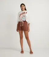Short color marrón de algodón, tiro alto, con cintura elástica y cordón ajustable.