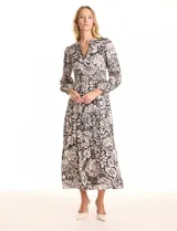 Vestido maxi de gasa estampado en blanco y negro, con escote en V, mangas largas con puño, cintura elastizada con smock y forro interno a tono.