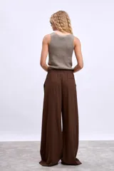 Musculosa de punto color gris con apliques de tachas plateadas.