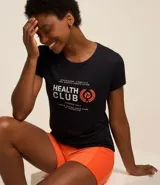 Remera deportiva negra de poliamida, con cuello redondo y mangas cortas. Estampa frontal con la leyenda "Health Club" en blanco y naranja.