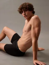 Pack de tres bóxers largos Calvin Klein Ultra Soft Modal, confeccionados en modal suave y elástico. Incluye un bóxer azul marino, uno gris y uno negro. Todos con cinturilla elástica con logo Calvin Klein en tono sobre tono.