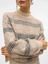 Suéter de punto grueso color beige con cuello alto, mangas globo y puños acanalados. Presenta un patrón geométrico en tonos beige, marrón y negro.
