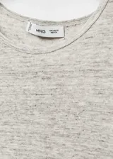 Camiseta de lino a rayas horizontales blancas y negras, de manga corta y cuello redondo.