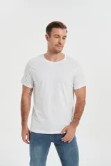 Remera blanca de algodón con cuello redondo y estampado de tablas de surf y un sol.