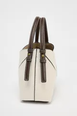 Bolso mini shopper de tejido canvas color crudo con pespuntes en contraste negro. Tiene asas de mano y correa bandolera extraíble. Incluye cartera interior con cremallera dorada.