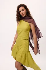 Top blanco con cuello halter y detalle de tablas.