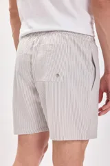 Short de baño corto con rayas verticales en tonos beige y blanco, con cintura elástica ajustable con cordón.